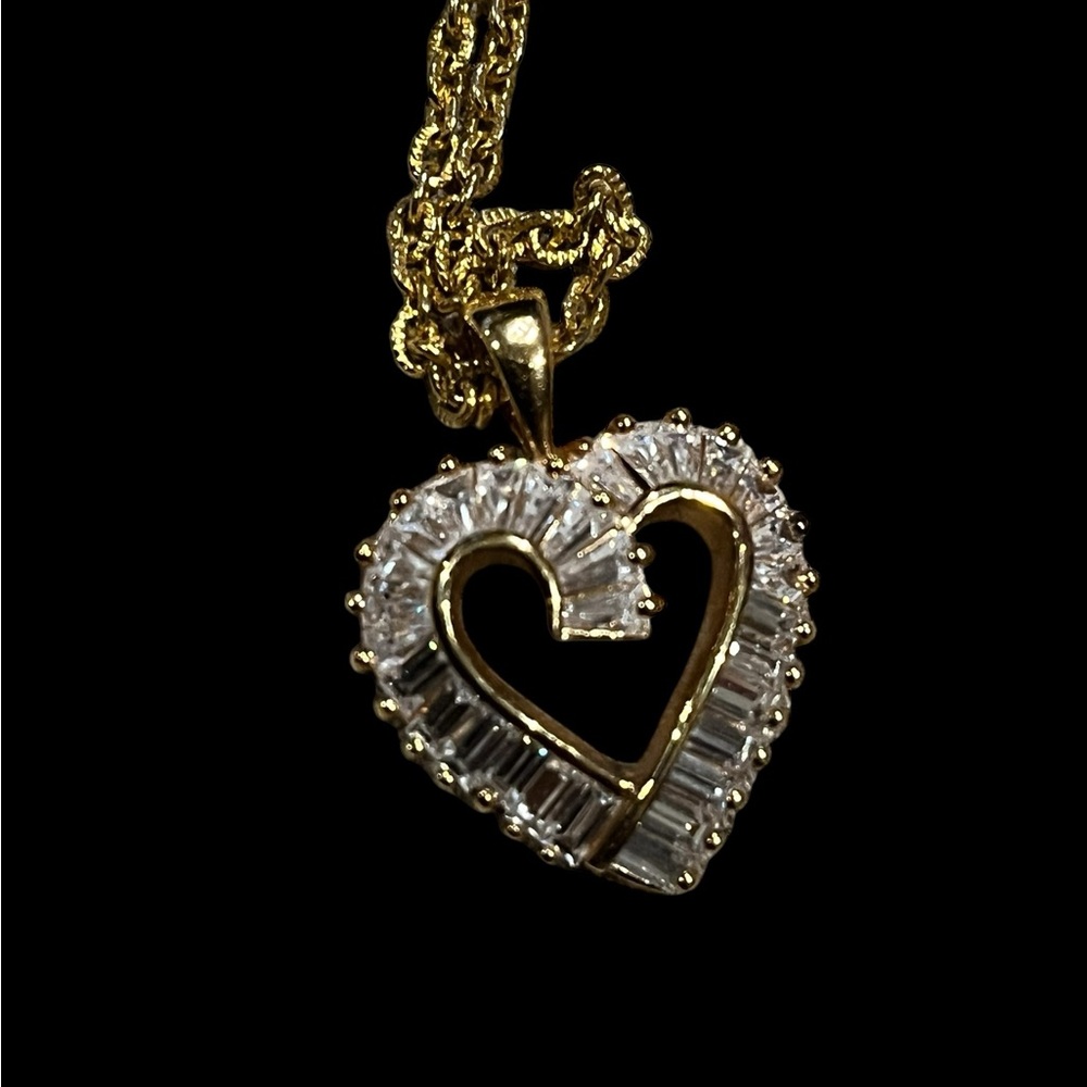 DBJ gold tone, heart pendant with rhinestone baguettes - Picture 4 of 9
